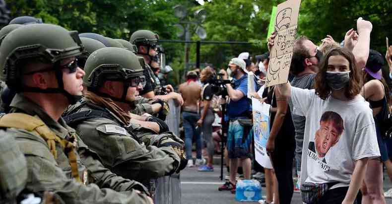 Em Washington, barreira de segurana contm manifestantes, no nono dia de mobilizaes gigantescas em cidades norte-americanas (foto: OLIVIER DOULIERY/AFP)