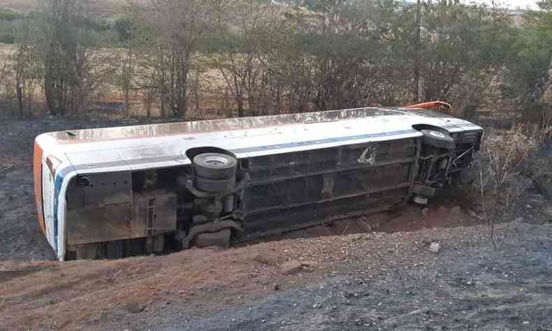 Coletivo foi parar tombado fora da pista(foto: Reproduo da Internet/WhatsApp)