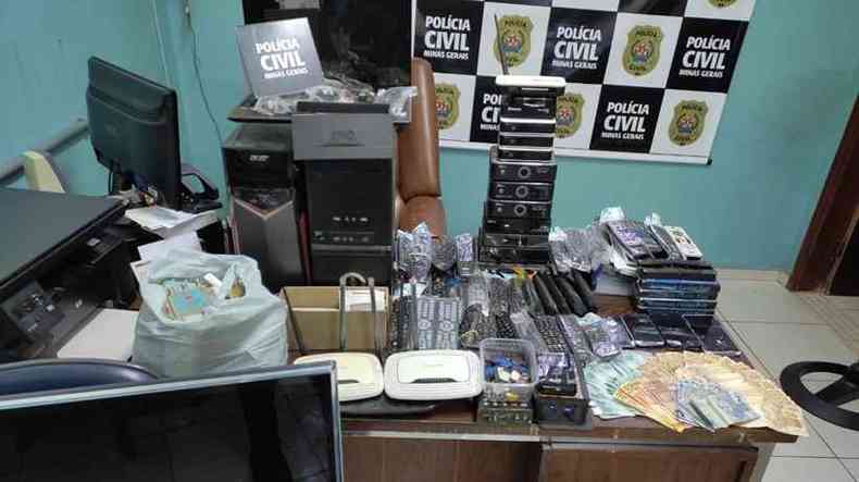 Polcia Civil apreendeu 11 aparelhos TV Box e outros equipamentos durante a operao(foto: Polcia Civil/Divulgao)