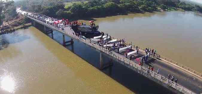 Concentrao de trabalhadores e sindicalistas na ponte do Rio So Francisco(foto: Pedro Costa/Divulgao)
