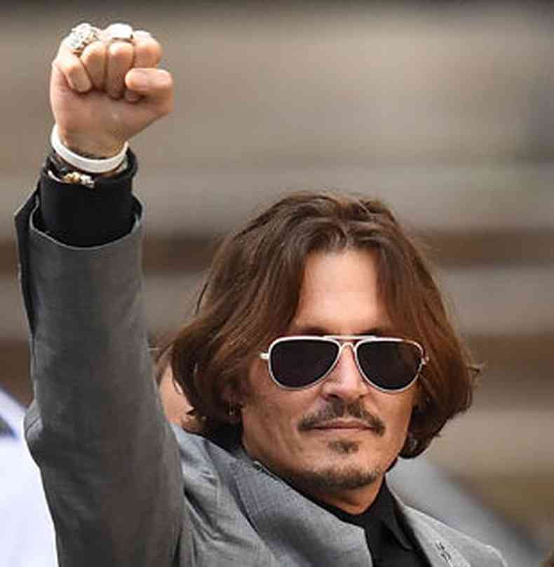 Julgamento de ao movida pelo ator contra tabloide que o acusou de violncia contra a mulher acabou se transformando numa guerra de verses entre Johnny Depp e a ex