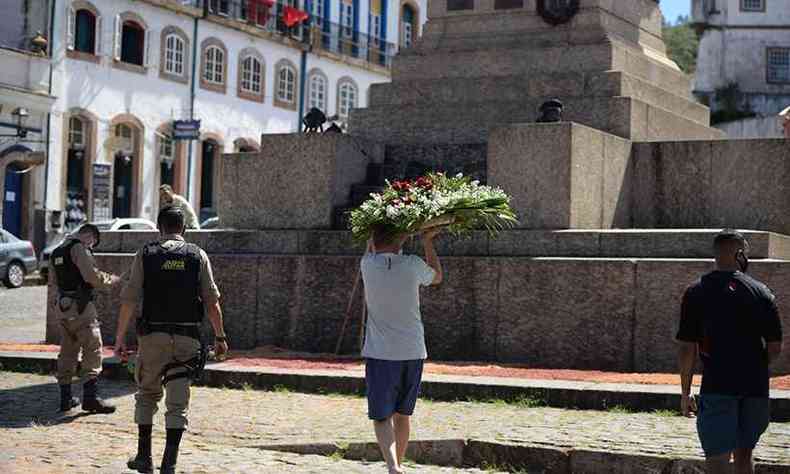 A coroa de flores foi recuperada e devolvida ao monumento, desta vez sobre um novo trip cedido pela prefeitura(foto: Tlio Santos/EM/DA Press)