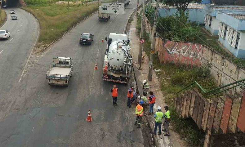 Equipe limpando boca-de-lobo prximo ao Crrego Sarandi 