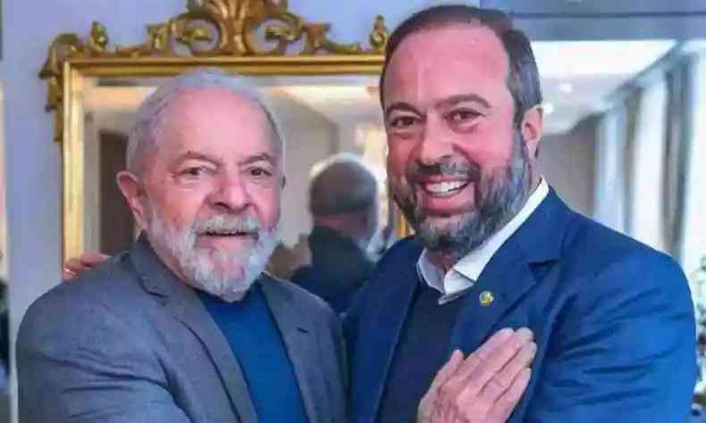 Lula e Alexandre Silveira abraados olhando para a frente e sorrindo