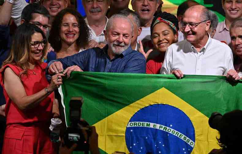 Lula segura a bandeira do Brasil depois da vitria