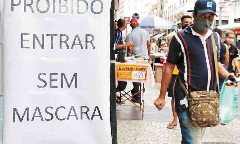 Pessoas de mscara no Rio de Janeiro mesmo aps uso ter se tornado facultativo