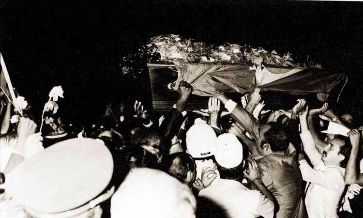 Multido seguiu o caixo de JK em Braslia, em 23 de agosto de 1976