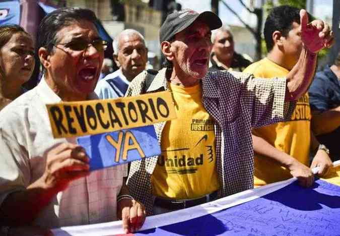 Opositores exigem referendo revogatrio, diante da sede do Conselho Nacional Eleitoral, em Caracas(foto: Ronaldo Schemidt/AFP)