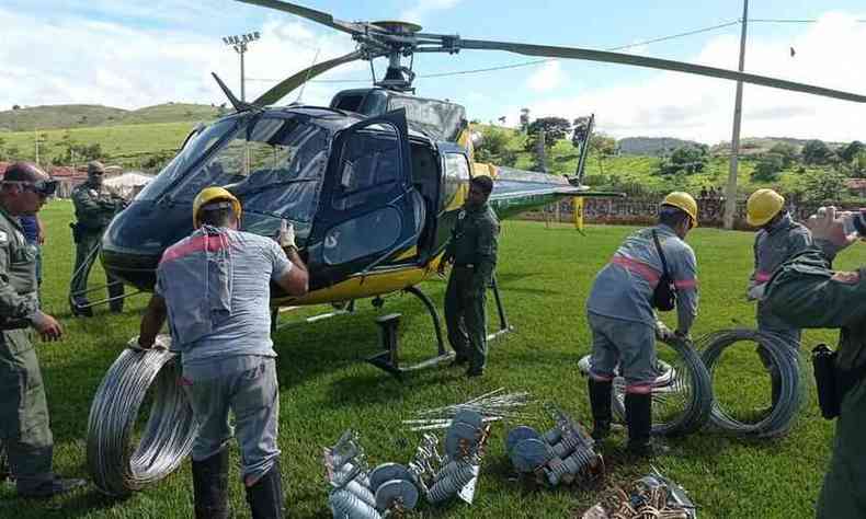 O helicptero Guar 01, da Polcia Militar de Minas Gerais, em misso neste domingo, com militares e tcnicos da Cemig