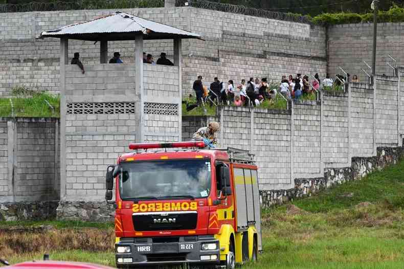 Policiais cercam internas do presdio depois do massacre