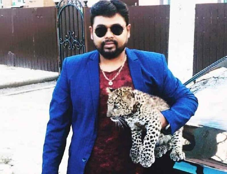 Patil e sua onça-pintada(foto: BBC) Patil e sua onça-pintada
