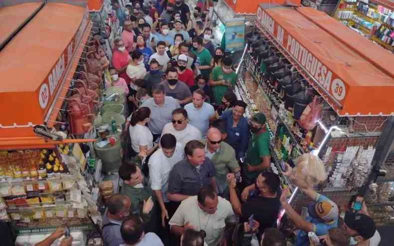 Bolsonaro transita entre vendedores e populares, provocando aglomerao no Mercado Municipal de Campo Grande
