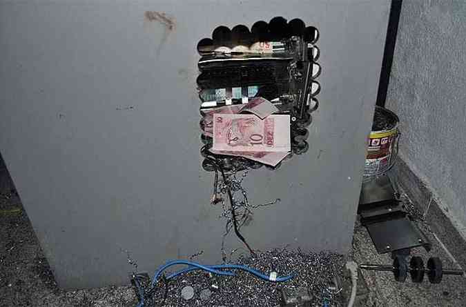 Os criminosos cavaram um buraco na lateral do terminal e acessaram as gavetas de dinheiro em Lavras(foto: Jornal de Lavras)