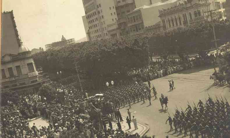 Desfile de 7 de setembro na Avenida Afonso Pena, cheia de rvores, em 1944 