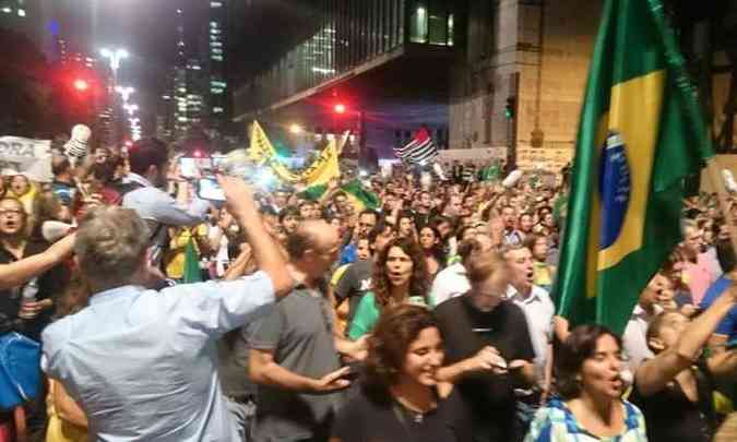 Imagem da manifestao na Avenida Paulista, na quarta-feira (16)  noite aps o anncio de que Lula seria nomeado ministro do governo Dilma(foto: (foto: Reproduo/Twitter/Lucianobraz))