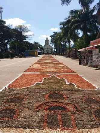 Em Igarap, na Regio Metropolitana do estado, moradores tambm homenageiam a Eucaristia com tapetes(foto: Edsio Ferreira/EM/DA Press.)