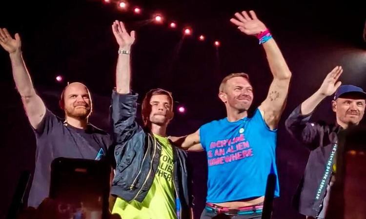 Coldplay durante apresentação na turnê mundial 'Music of the Spheres'
