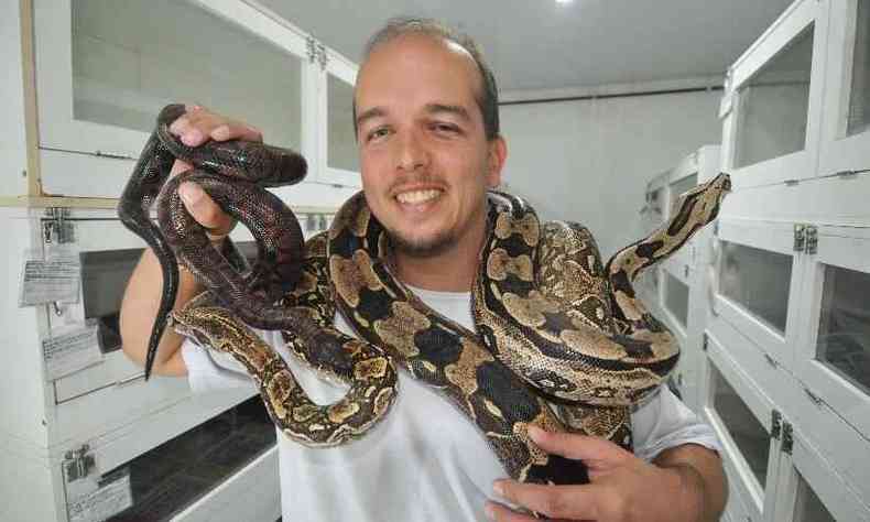 Tiago Lima tem um criatrio de cobras em Betim, o nico de Minas(foto: Leandro Couri/EM/D.A Press)