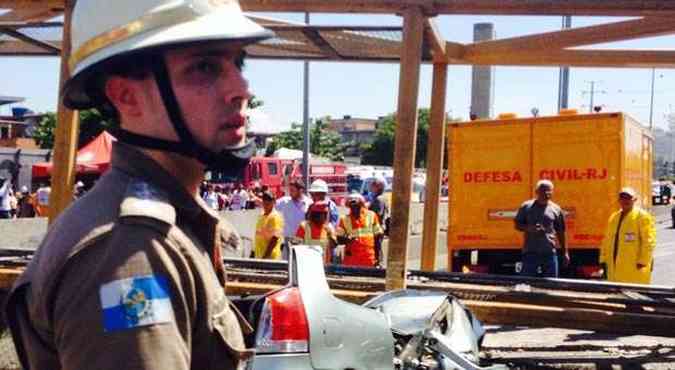 Trabalhos de resgate em passarela na Linha Amarela(foto: Tnia Rgo/Agncia Brasil)