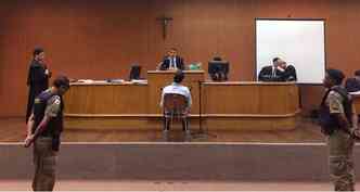Depois de ouvir testemunhas de defesa e acusao, juiz ouve depoimento do ru, acusado de matar o scio(foto: TJMG/ Divulgao)