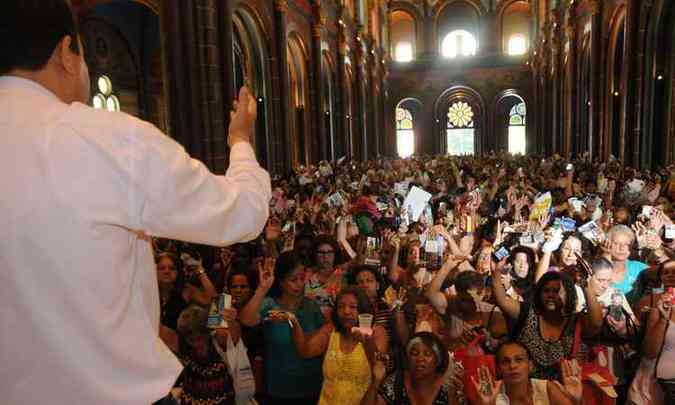 Padre Nelson celebra missa para os fiéis que lotaram a Igreja de São José(foto: Cristina Horta/EM/D.A PRESS)