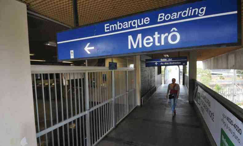 Entrada da estao do Metro na estao Santa Efignia