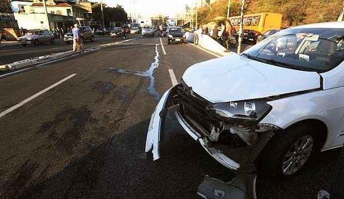 A frente do t�xi ficou completamente destru�da ap�s batida com moto na Av. Nossa Senhora do Carmo(foto: T�lio Santos/EM/D.A.Press)