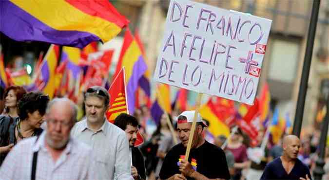 Manifestantes em Madri pedem o fim da monarquia na Espanha, famlia real se encontra desgastada junto a populao depois de vrios escndalos (foto: REUTERS/Heino Kalis)