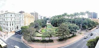 Cercado de referências culturais, espaço que é um dos cartões-postais de Belo Horizonte exige regras especiais de utilização, para evitar danos ao patrimônio e transtornos a atrações do entorno, dizem vizinhos(foto: Leandro Couri/EM/D.A Press %u2013 26/2/13) Cercado de referências culturais, espaço que é um dos cartões-postais de Belo Horizonte exige regras especiais de utilização, para evitar danos ao patrimônio e transtornos a atrações do entorno, dizem vizinhos(foto: Leandro Couri/EM/D.A Press %u2013 26/2/13)
