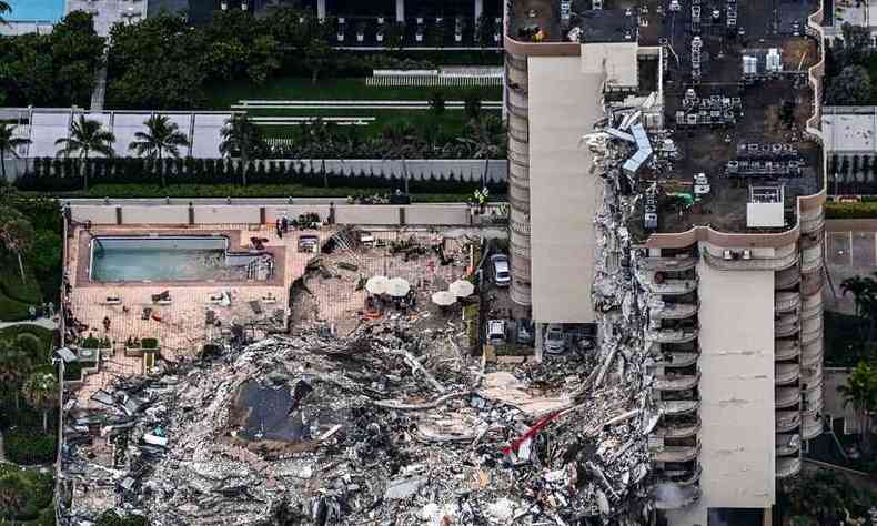 Imagem area d dimenso do tamanho do desastre no desabamento do prdio em Miami(foto: CHANDAN KHANNA / AFP)