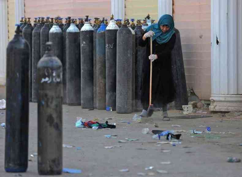 Exploso de cilindros de oxignio foi a causa do incndio em hospital do Iraque(foto: AHMAD AL-RUBAYE / AFP)