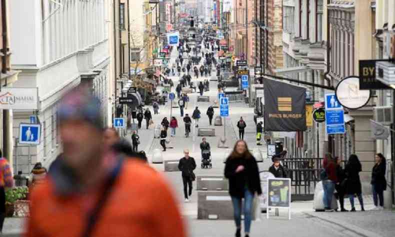 Autoridades de Estocolmo tentam reduzir aglomerao de pessoas para evitar aumento da doena(foto: AFP)