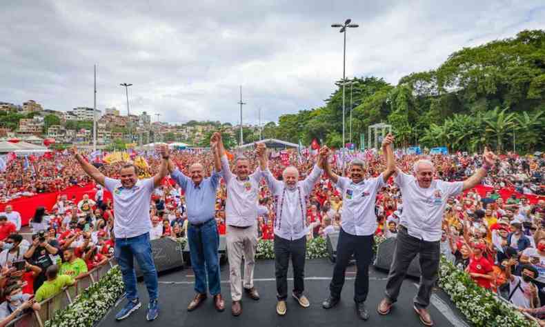 Lula ao lado de Alckmin, Jeronimo Rodrigues, Rui Costa e outros políticos com apoiadores ao fundo