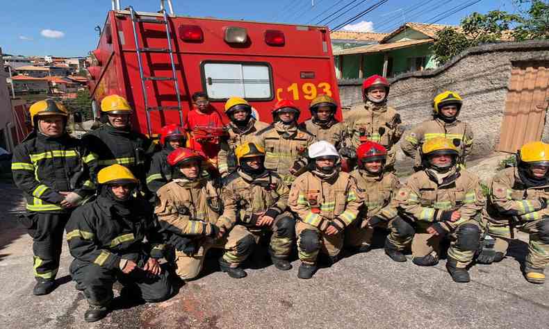 todos os bombeiros que participaram da ao junto ao Caio, que aparece ao fundo da foto, junto ao caminho