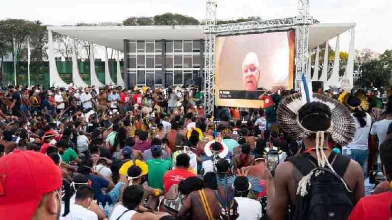 Acampados em Brasília, indígenas de mais de 170 povos acompanham votação sobre marco temporal no STF em telão instalado na Praça dos Três Poderes
