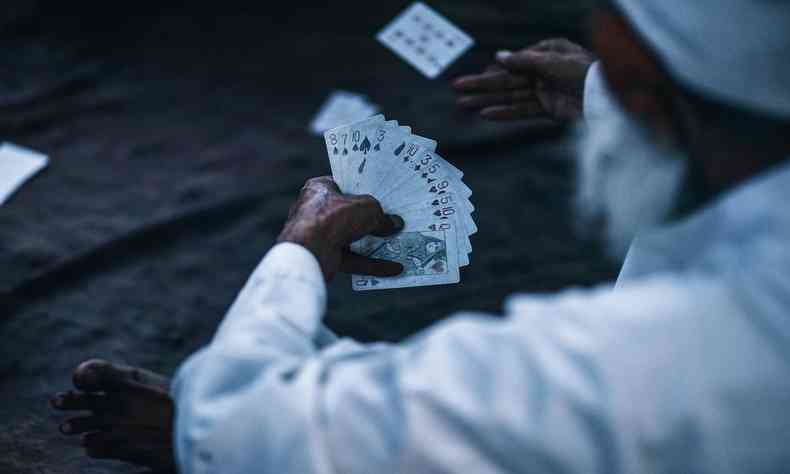 homem jogando jogo de cartas 