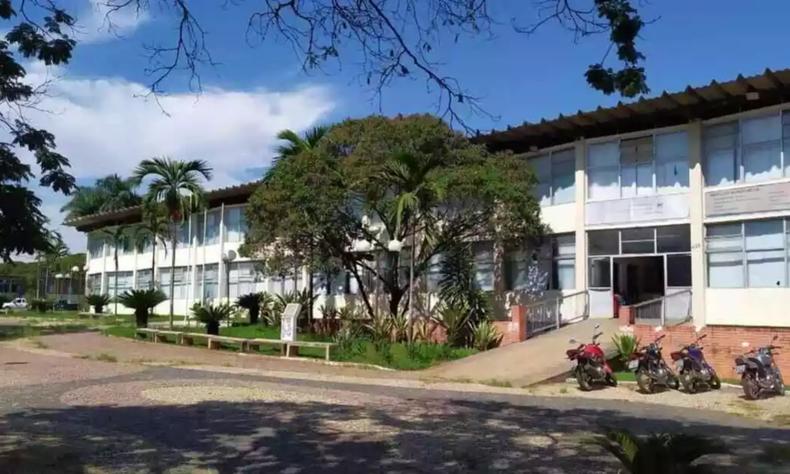 Cada um dos cursos ofertados possui 80 vagas(foto: UEMG/Divulgação) Imagem ilustrativa de materiais escolares como cadernos e caneta