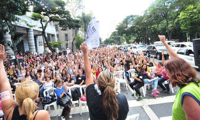Professores das Umeis em assembleia em frente à PBH: prefeito exige volta ao trabalho para retomar negociações(foto: Gladyston Rodrigues/EM/DA Press - 16/5/18) Professores das Umeis em assembleia em frente à PBH: prefeito exige volta ao trabalho para retomar negociações(foto: Gladyston Rodrigues/EM/DA Press - 16/5/18)