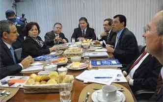  Ideli com lderes do Senado: Planalto pode editar MP para suprir lacunas no Cdigo Florestal (foto: Antnio Cruz/ABr)