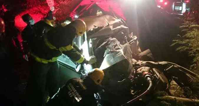 Corpo de Bombeiros resgatou vtima que ficou presa s ferragens. (foto: Corpo de Bombeiros/Divulgao)