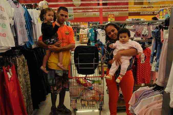 Weverton Carlos com a mulher Tain e as filhas Emanuelle e Tauani : todas as compras em um s lugar(foto: Cristina Horta/EM/D.A Press)