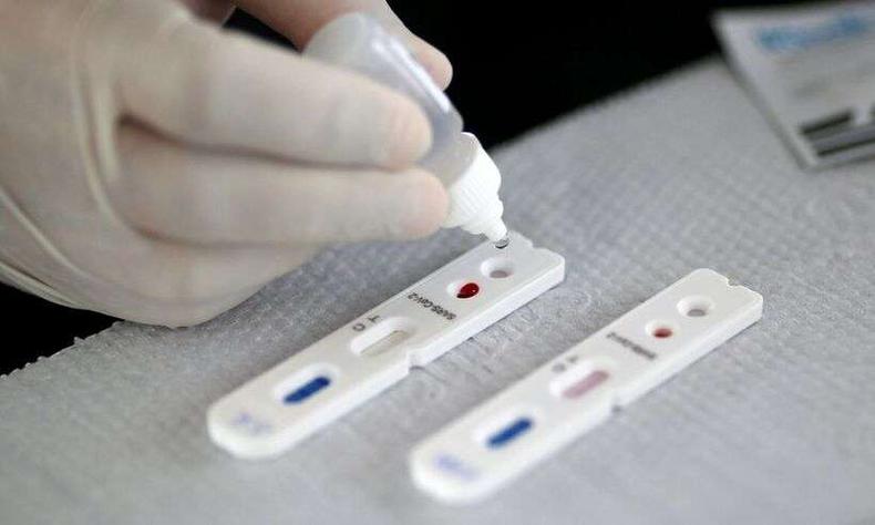 Profissional de sade fazendo teste rpido para detectar COVID-19