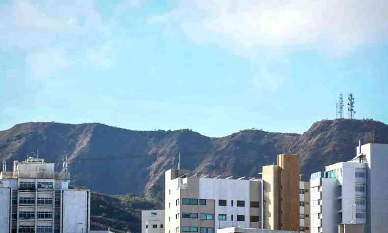 Imagem da Serra do Curral com destaque para céu claro.