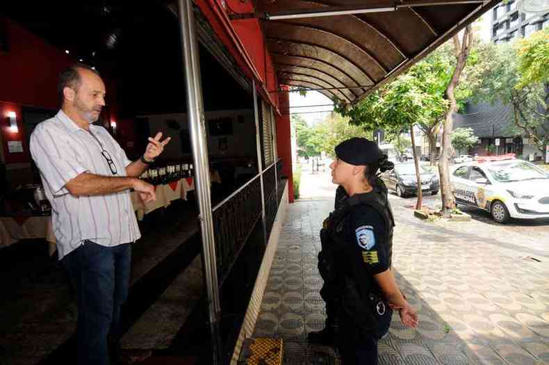 Guarda municipal d orientaes a comerciante que abriu as portas, apesar de proibio, e lamentou o prejuzo(foto: Juarez Rodrigues/EM/D.A Press %u2013 18/2/19)
