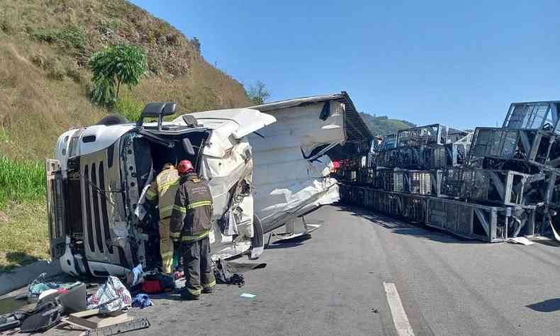 Carreta tombou ao amanhecer e ainda no foi retirada, assim como sua carga, da pista de rolamento