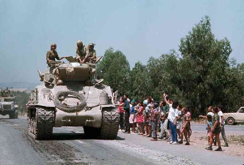 Israelenses aplaudem tanque em 1967