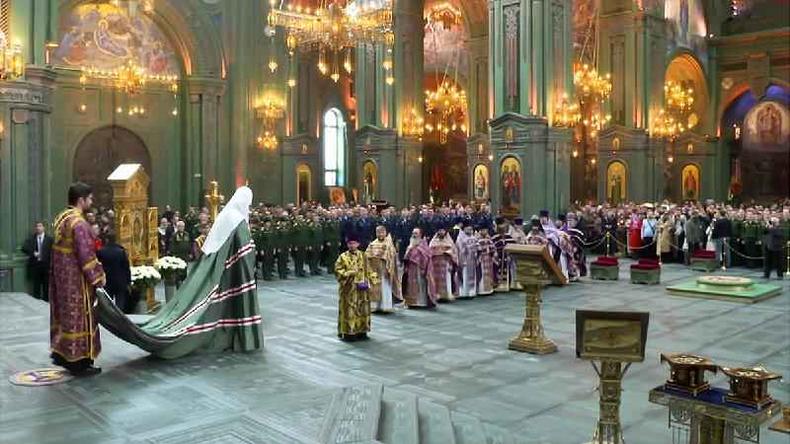 Padre Cirilo, em vestes verdes, em uma cerimnia recente assistida por militares