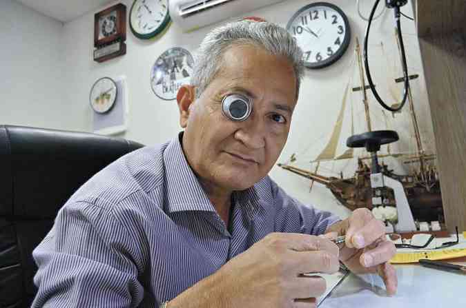 O relojoeiro Gilmar Alves, de 58 anos, no acredita no desaparecimento da funo(foto: Gabriela Studart/Esp.CB/D.A. Press)