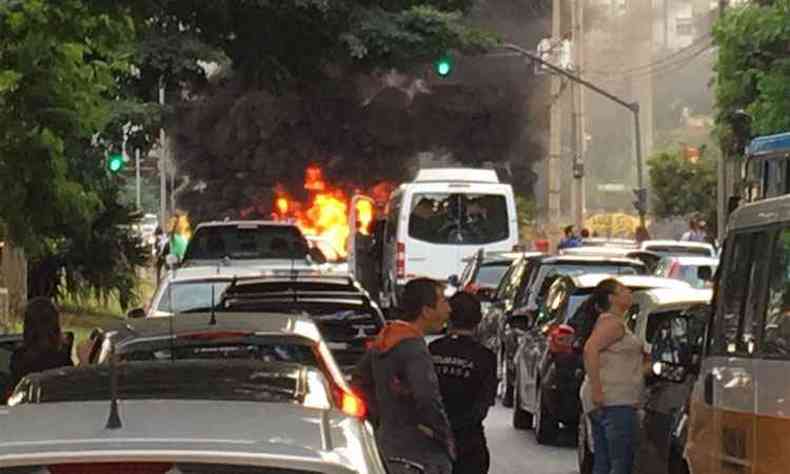 Tambm houve fogo na Avenida Nossa Senhora do Carmo, no Sion(foto: Tlio Lima/Divulgao)