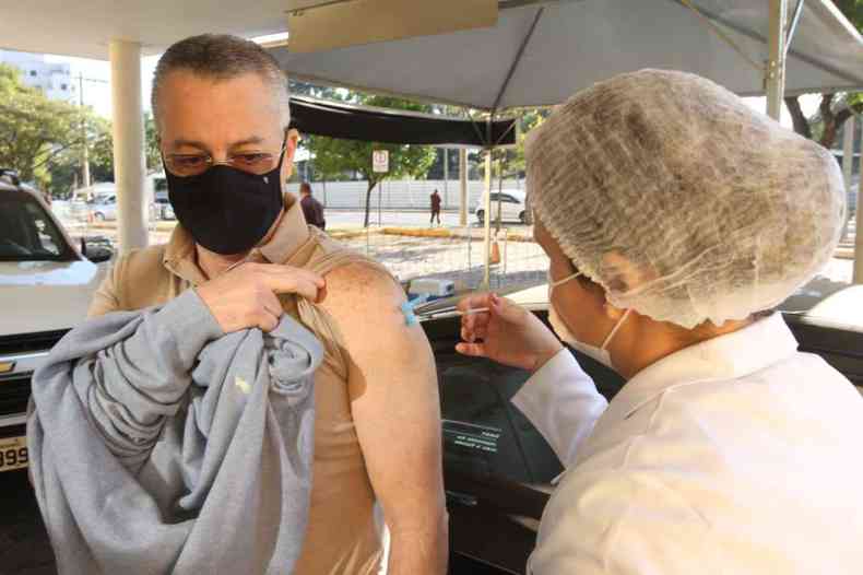 No posto drive-thru da UFMG, vacinao  destinada para o pblico e pessoas at 51 anos(foto: Jair Amaral/EM/D.A Press)
